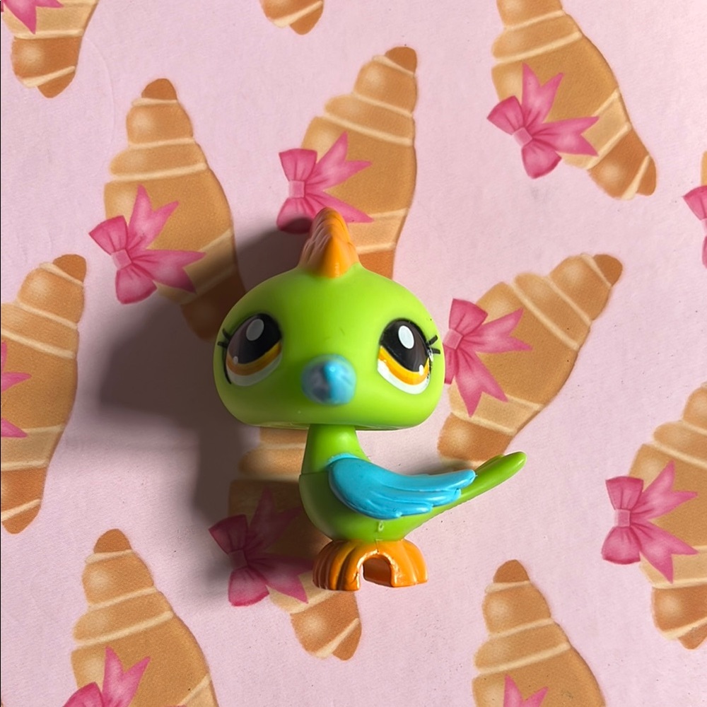 Littlest Pet Shop Green and Blue Toy Collectibles